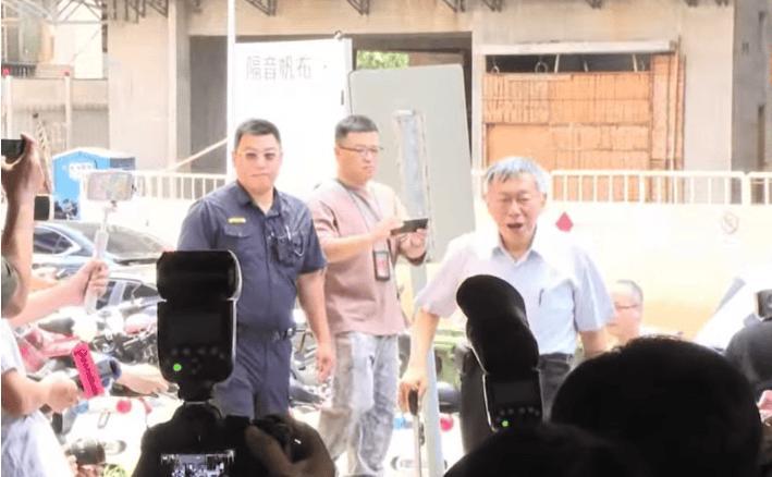 近期民众党创党主席柯文哲现身台北派出所，全程拄着拐杖、步履蹒跚，状态大不如前。不