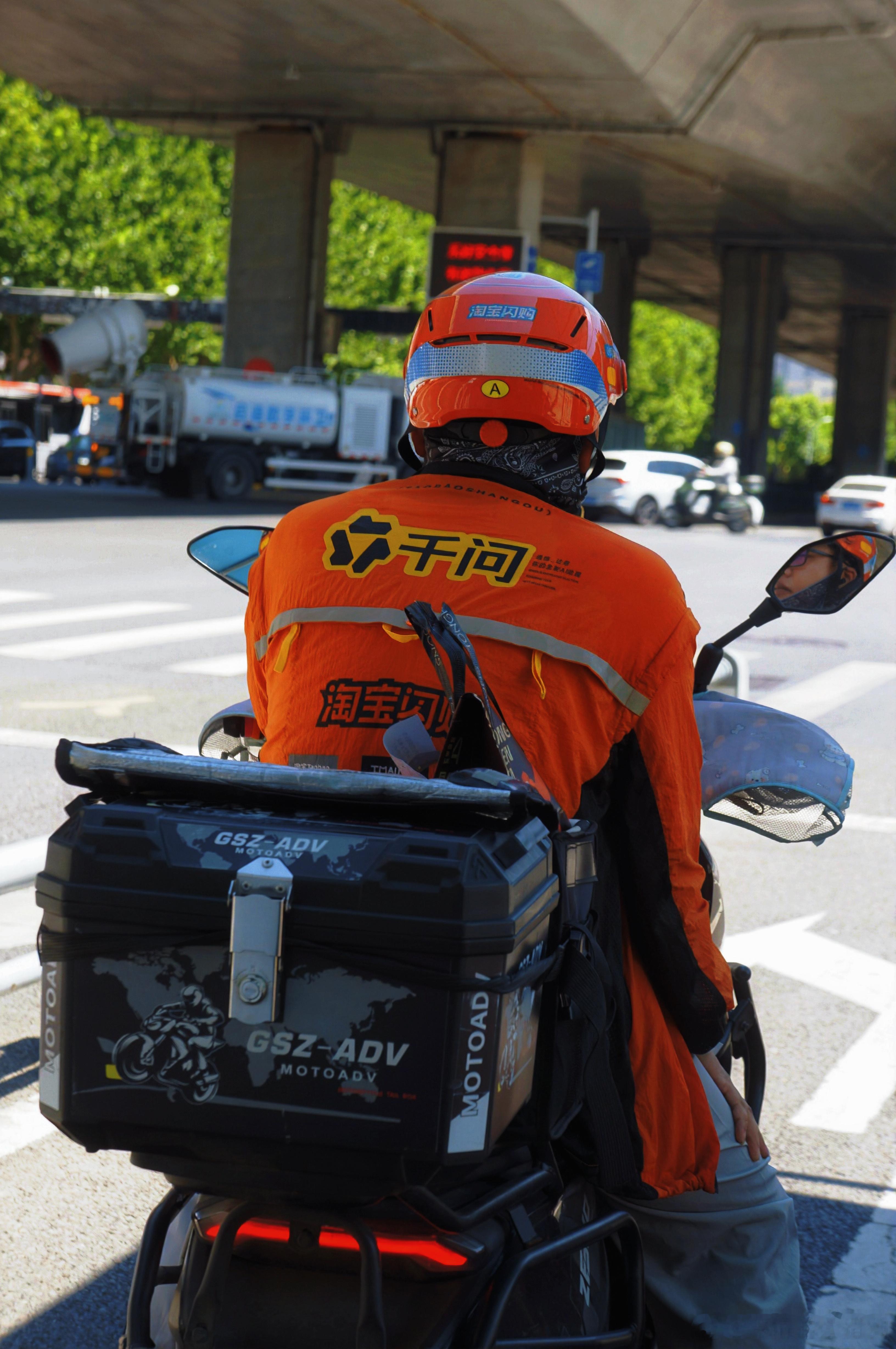 今天这个38℃ 高温天真的心疼路上跑的小哥 
