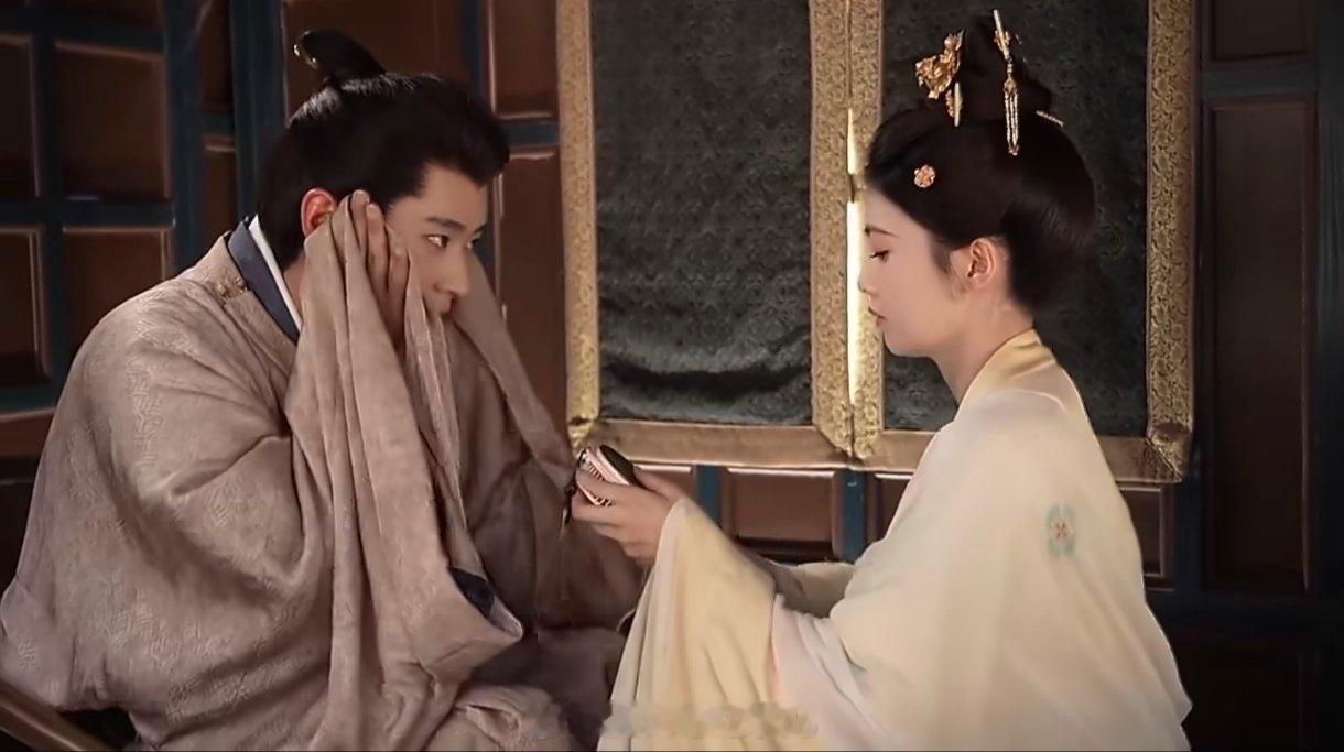 白鹿给丞磊擦汗莫离 片场花絮甜度爆表，这个贴心擦汗的画面，比正片还让人上头。 