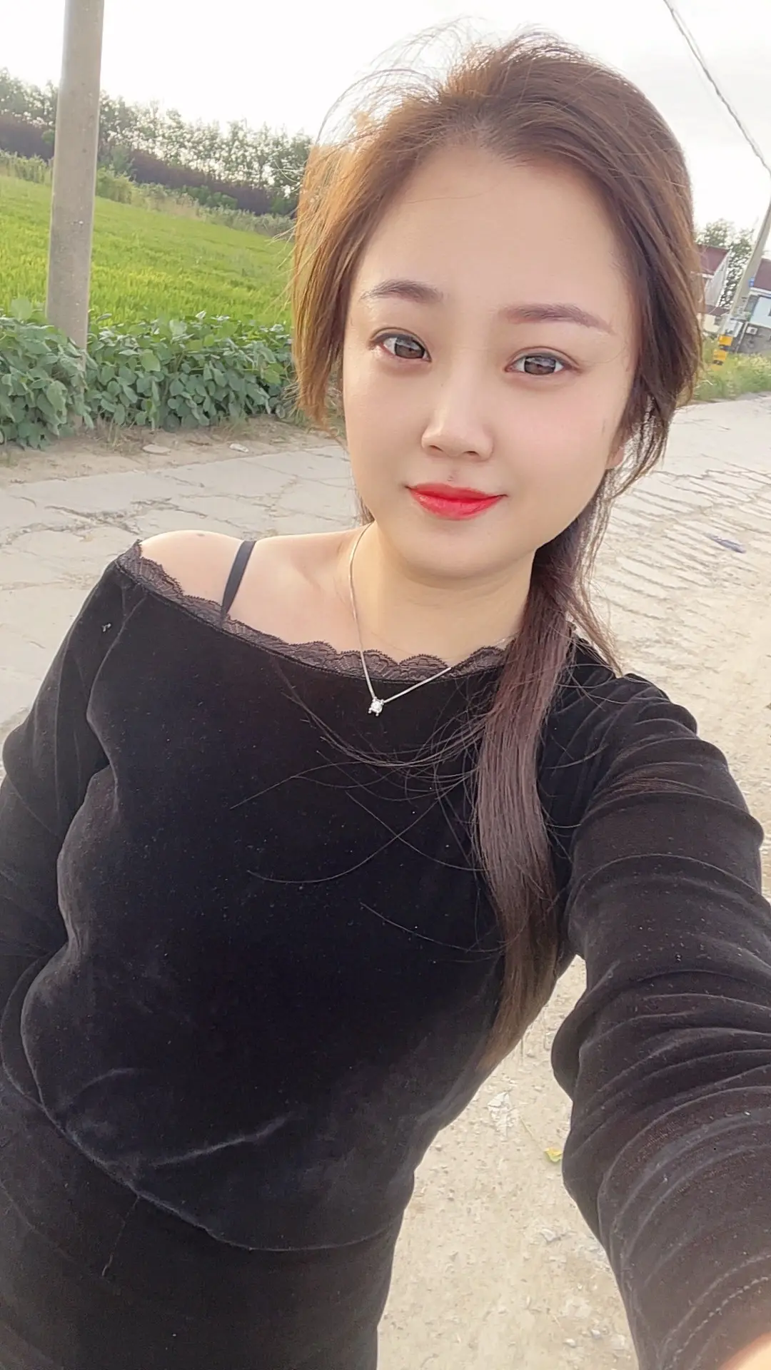 她破碎又坚韧，能拾起的只有她自己，也只能是她自己