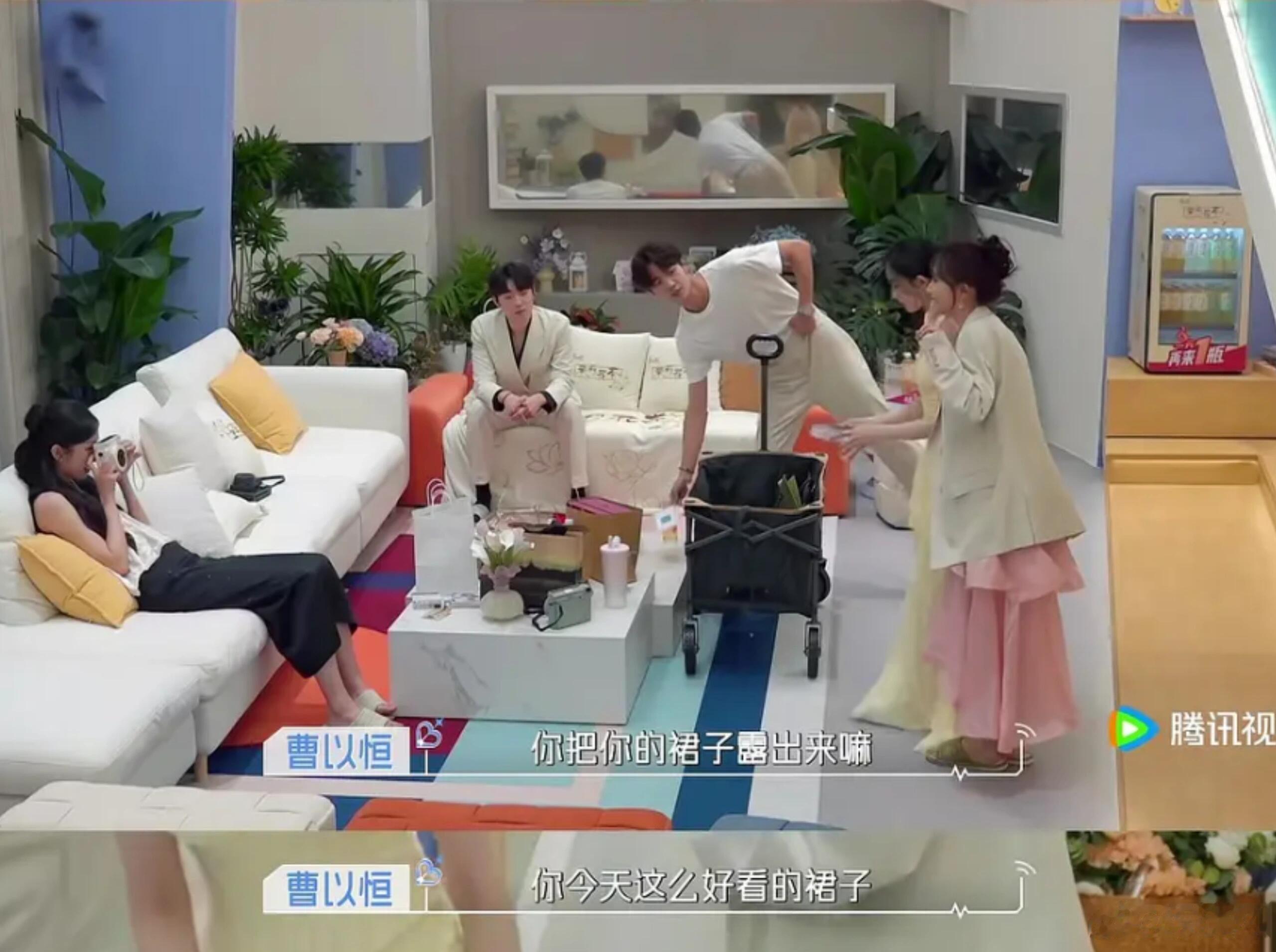 一直在说小曹很尊重凯怡这句就体现了哇凯怡自己可能没意识到小曹:凯怡这么漂亮的裙子