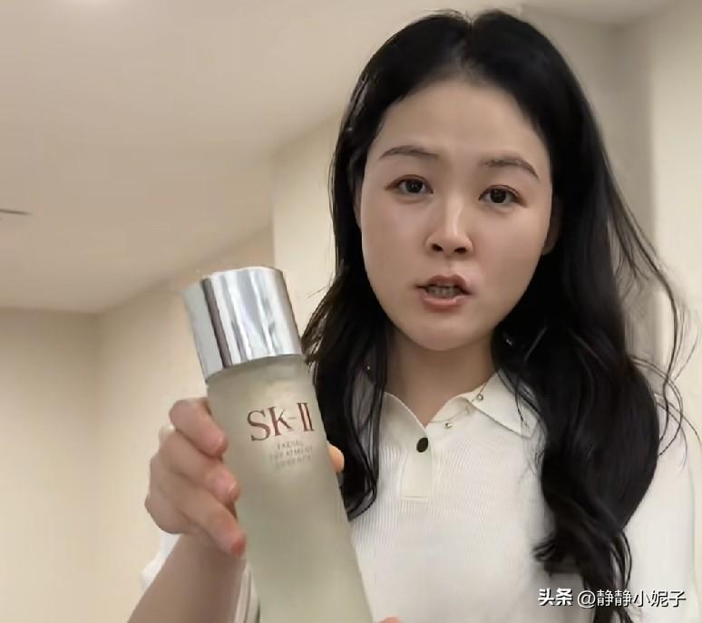 大艺妈妈确实漂亮，女儿上初三，妈妈还和小姑娘一样，然后都吐槽王老师秃顶长的老，一
