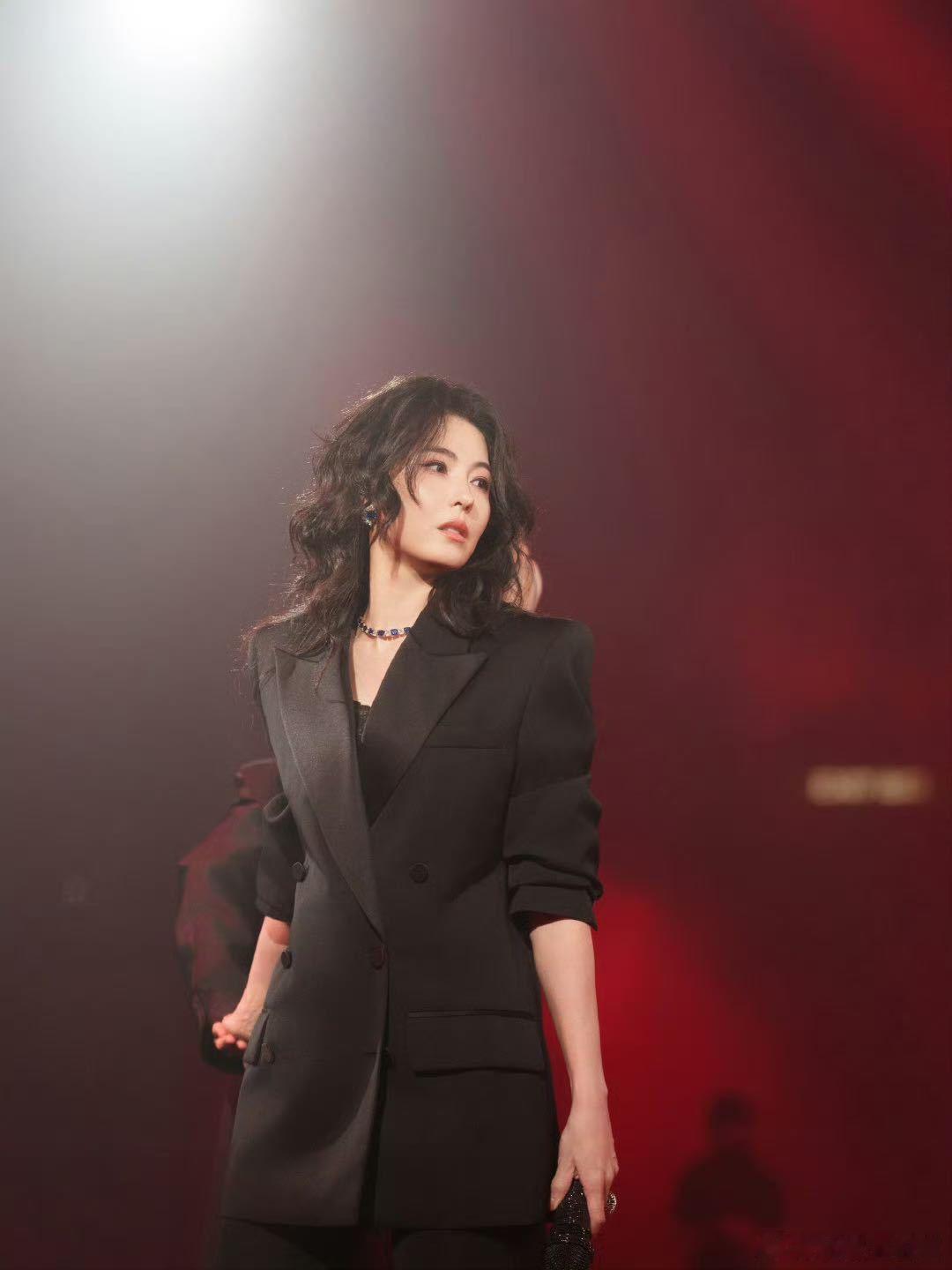 张柏芝带小儿子看功夫女足放下繁杂工作陪伴孩子，张柏芝带小儿子观看功夫女足，用心支