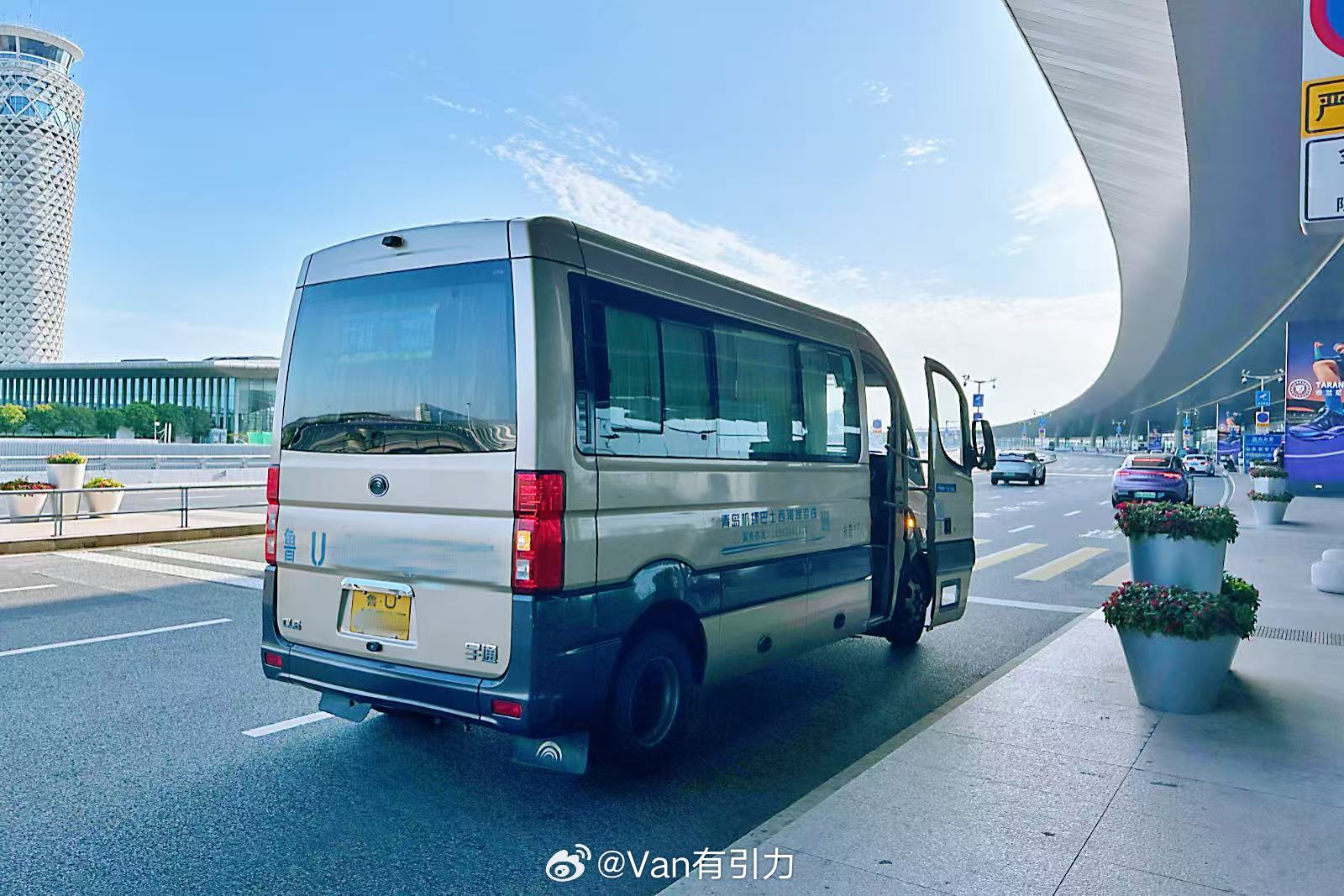 前两天随手拍的宇通CL6，罕见的带底部行李箱中型客车，超纲就不多聊了，反正每次看
