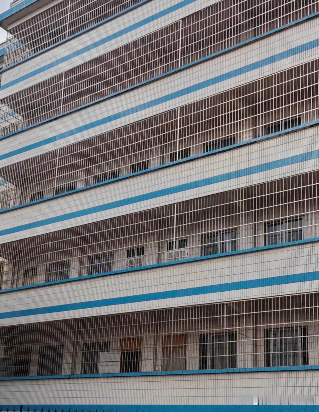 开学了，学校外面走道都围起来了，有知道是什么原因？