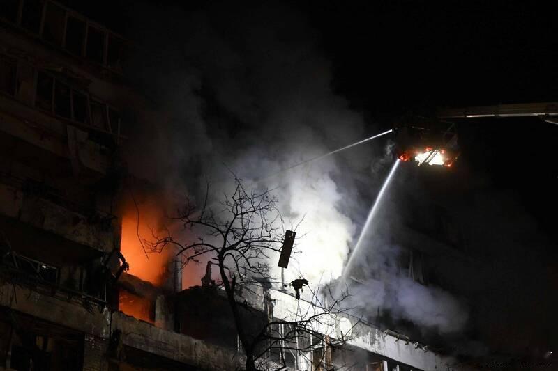 【讽刺！特朗普刚称和谈有重大进展 俄方随即轰炸基辅 公寓起火】 美国总统特朗普对