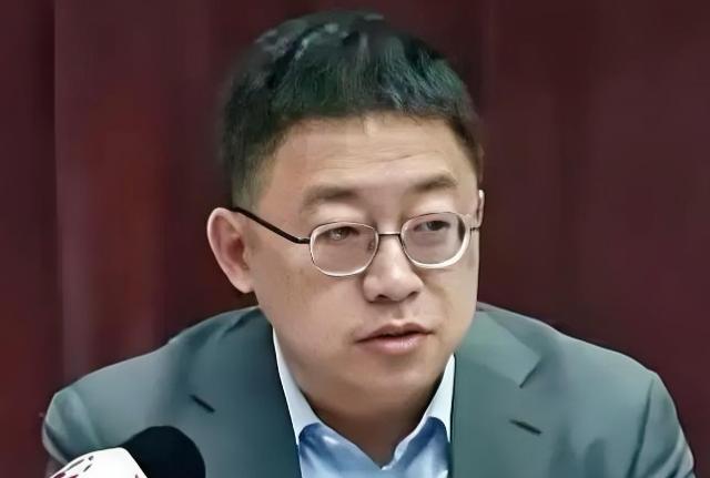 复旦大学教授沈逸表示：国内有一批研究《国际法》的人，在中美之间采取双标的态度，必