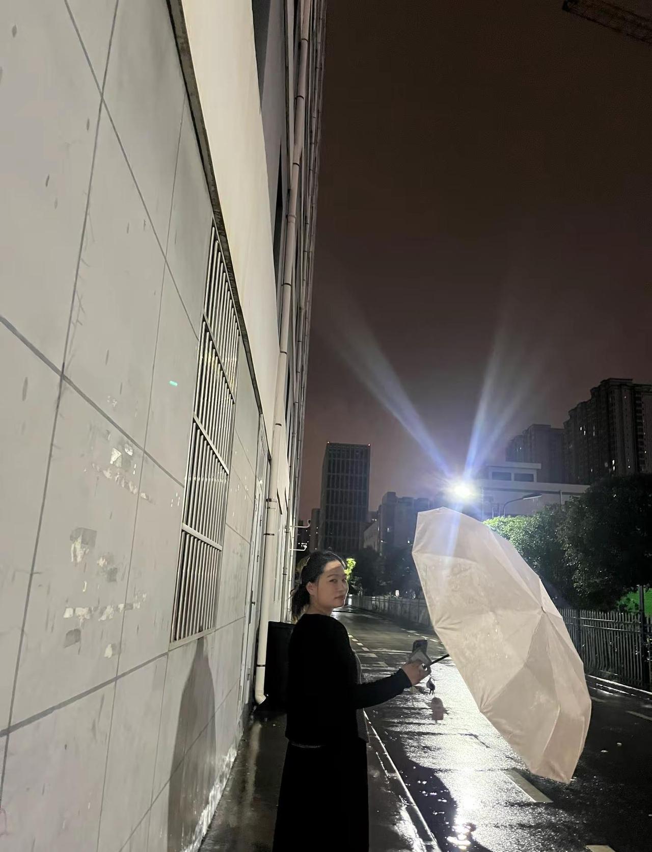 我不接受爱在当下，我要永远，要All要结果，不要过程不用moment，如果得不到