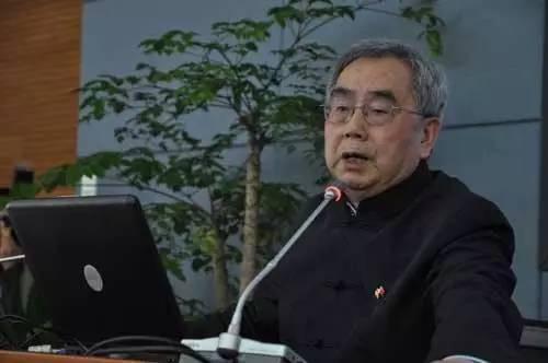 杨武能，号巴蜀译翁，1938年生于重庆，是我国顶尖德语文学翻译家、歌德研究专家，
