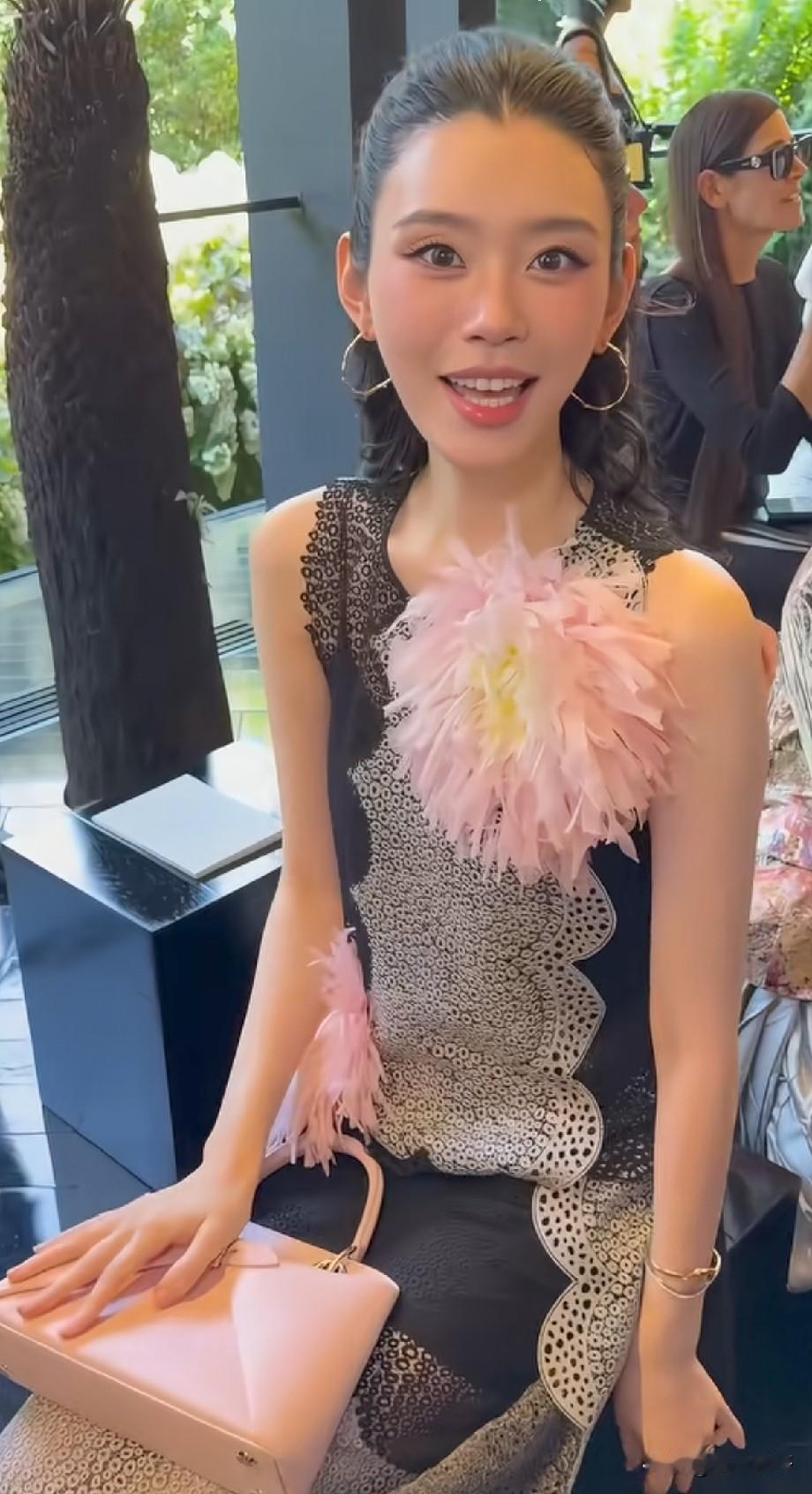 奚梦瑶现身巴黎Dior高定秀，立体繁花造型惊艳全场，活脱脱人间花仙子
 
巴黎高