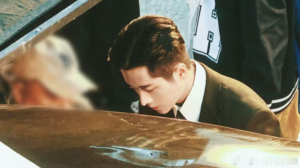 丞磊新剧皮衣背后掐脖看爽了 丞磊在《玉簟秋》里也太会了吧！皮衣加身，掐脖那幕张力