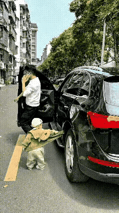 这个当爸爸的心真大，下车只顾打电话，关车门的时候夹住了宝宝的衣服都不知道。宝宝无