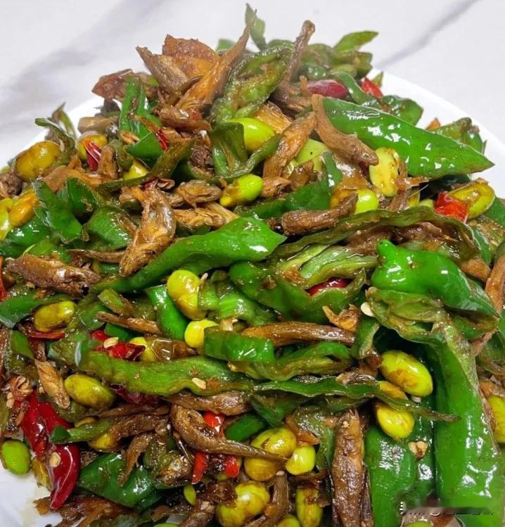 徐州本土人最喜欢吃的两道菜，一盘是盐豆炒鸡蛋。一盘是辣椒炒干烤鱼。用手工烙的煎饼