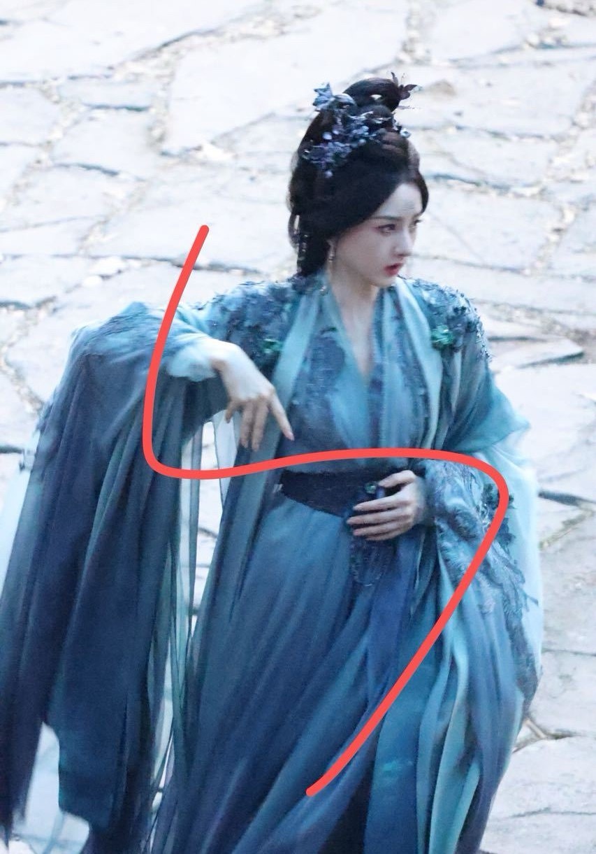 宋祖儿客串《聊斋》全身造型路透，祖儿也是用上了内娱古偶流行的妆造了。其实我还是爱