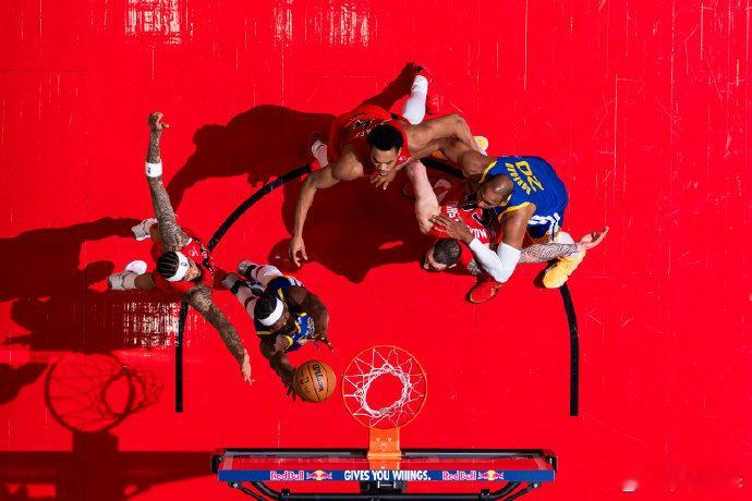 猛龙过江！ 第四节最后1分43秒，库里投进三分，在拿下39分的同时，也帮助勇士领