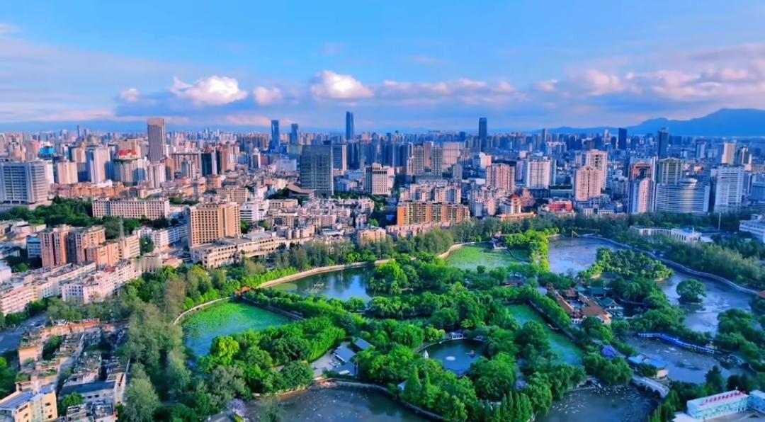 昆明不仅是云南第一大城市，其实也是这个旅游大省的游玩首选城市。
近年来，随着人们