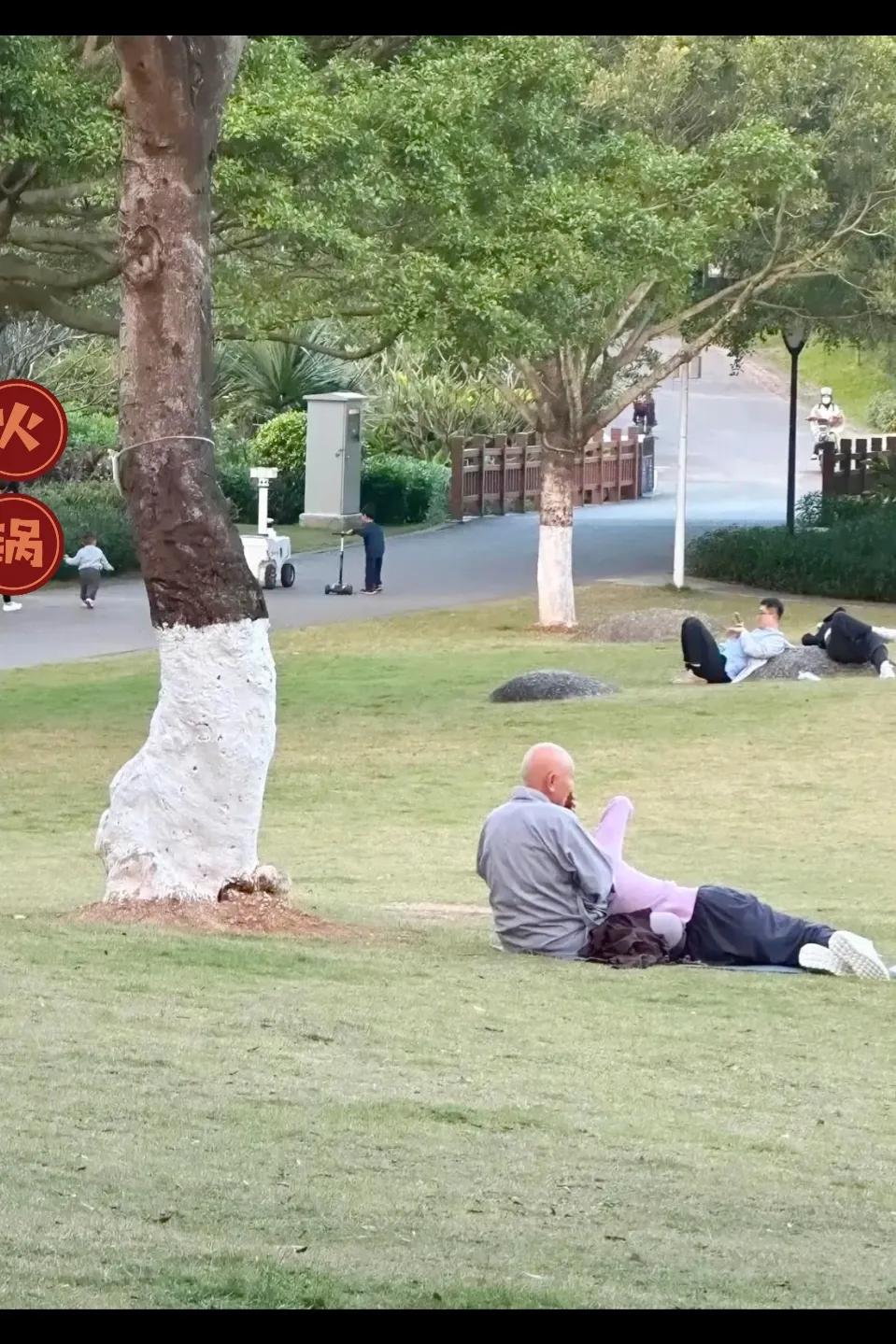 终究是老头的低保诱惑了我的女人，公园里的爱情不分男女老少。
而在这个美丽的公园里