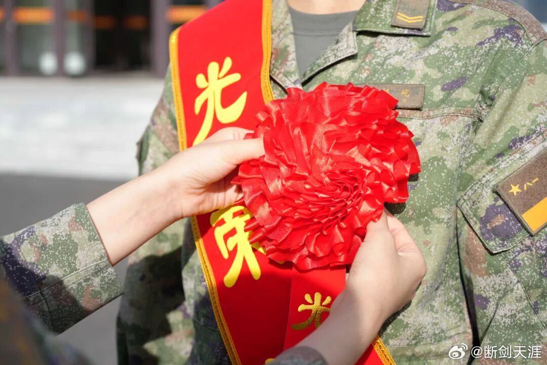 东风快递[超话]火箭军正青春火箭军 《当过兵的人》当过兵的人就是不一样立着是根桩