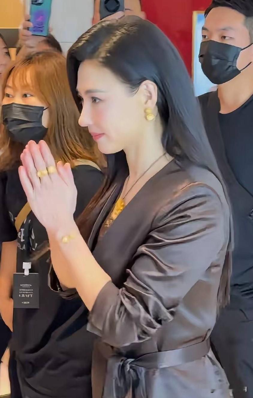 朋友私下见过张柏芝，她说大家都被骗了，张柏芝真人根本不长电视里那样，而且她还说张