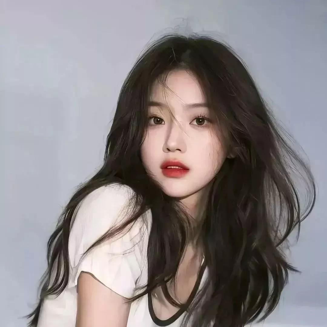 温柔甜美的少女，自然的光影，红唇微启，散发着迷人的气息。自然清新美少女 温柔美少