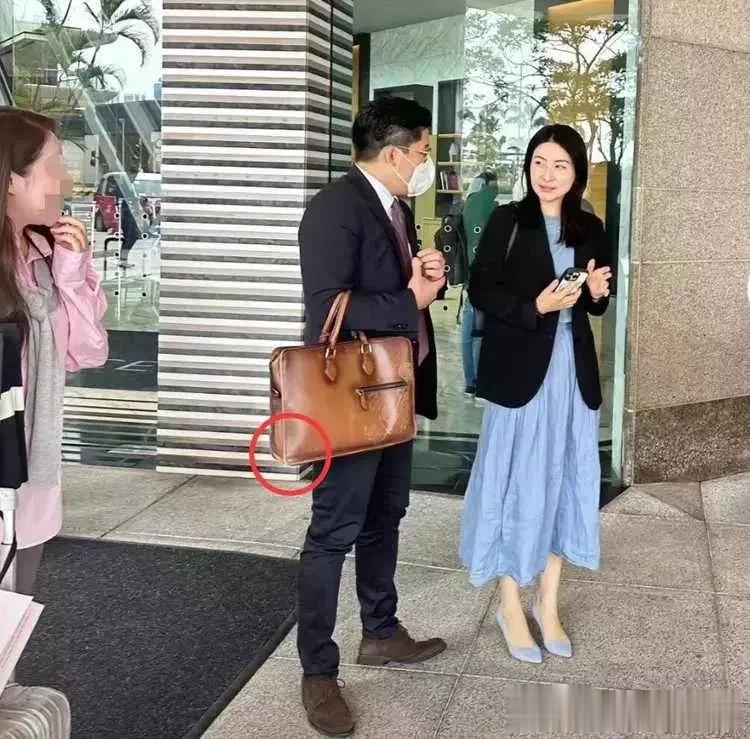 郭晶晶亲自接老公下班，霍启刚却不换磨破的公文包，不带保镖走回家。

最近，郭晶晶