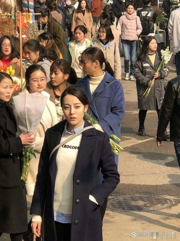 迪丽热巴在新剧《利剑玫瑰》里的美，就像钻石在光线下闪耀，让人忍不住多看几眼 ​​