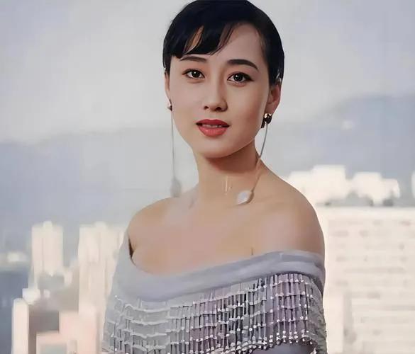 “本来应该是他主动的，可是开拍之后，杰哥躺在那里，像个木头，他说从来没有拍过这种