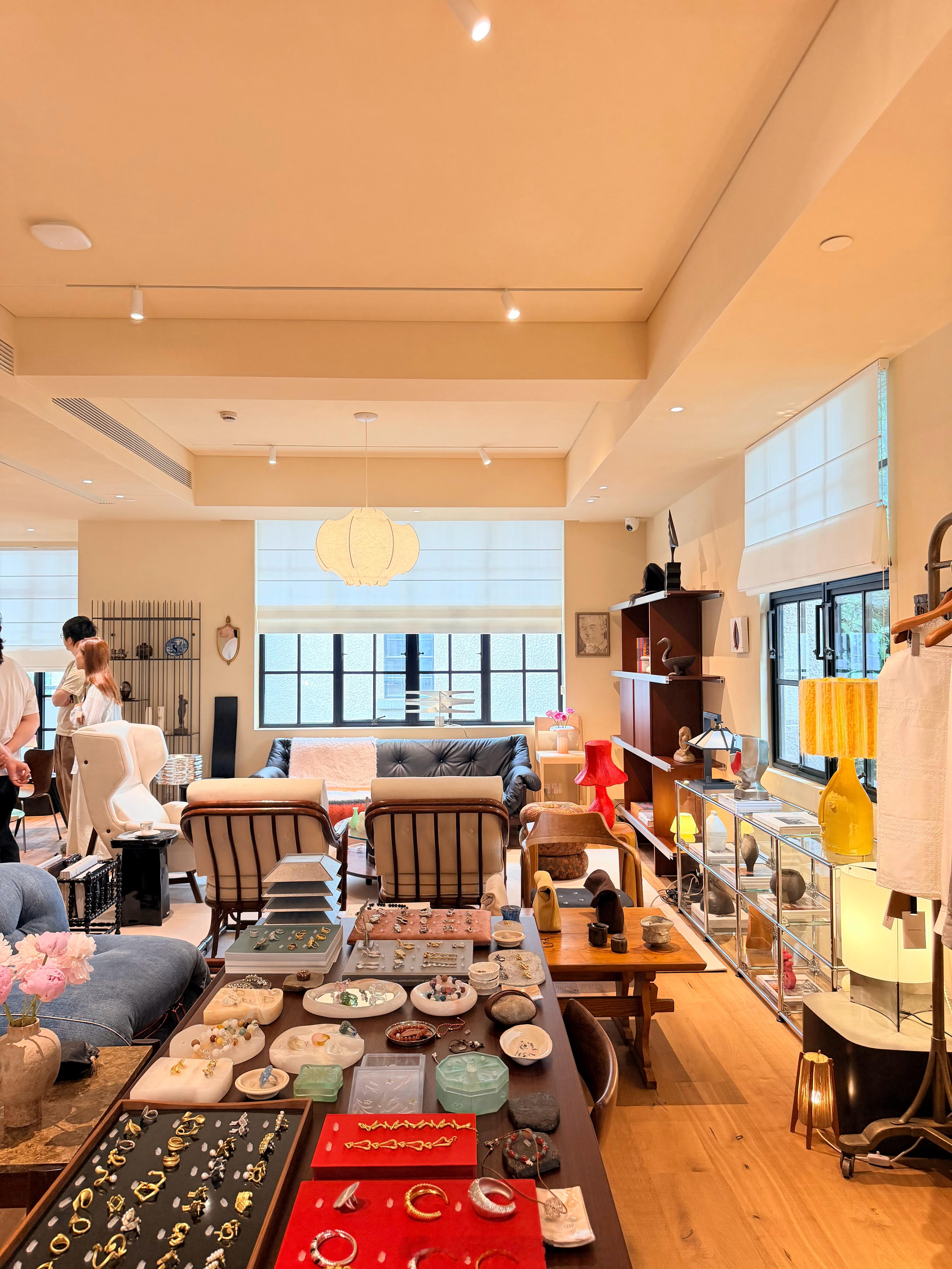 终于打卡了上海审美超绝的中古风家居店Veenue Gallery🪑🏡一栋三层