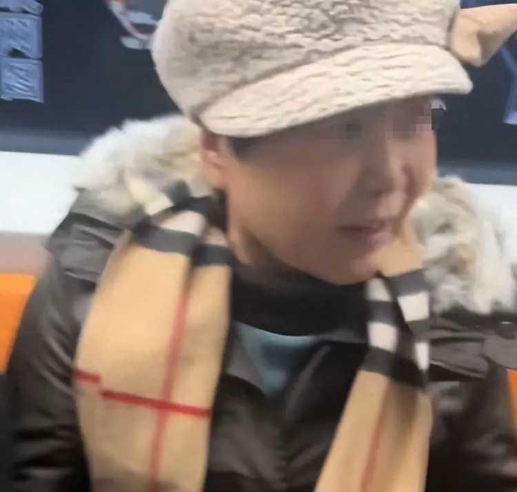 北京大妈地铁抢座，还把她博士儿子搬了出来。
抢座就抢座，还说自己的儿子是博士，以