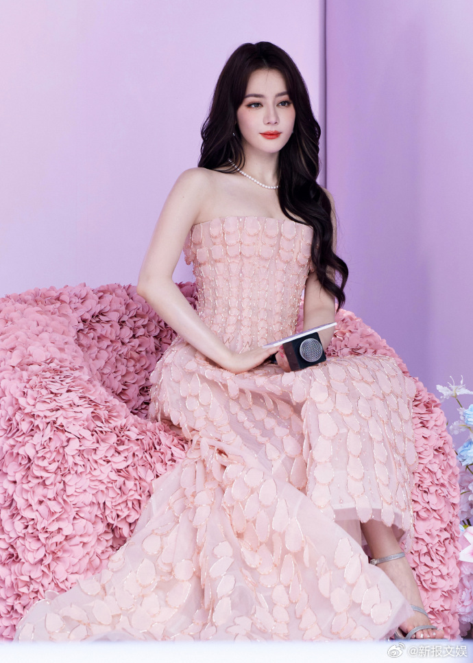迪丽热巴好像知道自己很美迪丽热巴花瓣粉裙造型浓颜美人自带高光，花瓣粉裙衬得肌肤雪