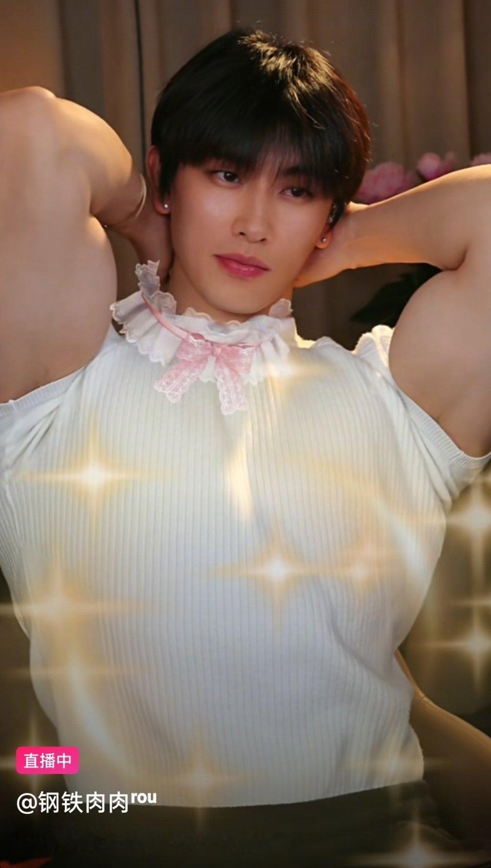 妈耶 钢铁肉肉练成这样了肌之大屏幕装不下 