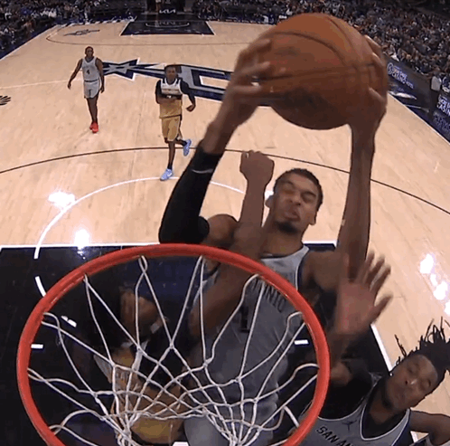 天空才是极限！不对，外太空！文班亚马飞起来连自己的队友都扣！