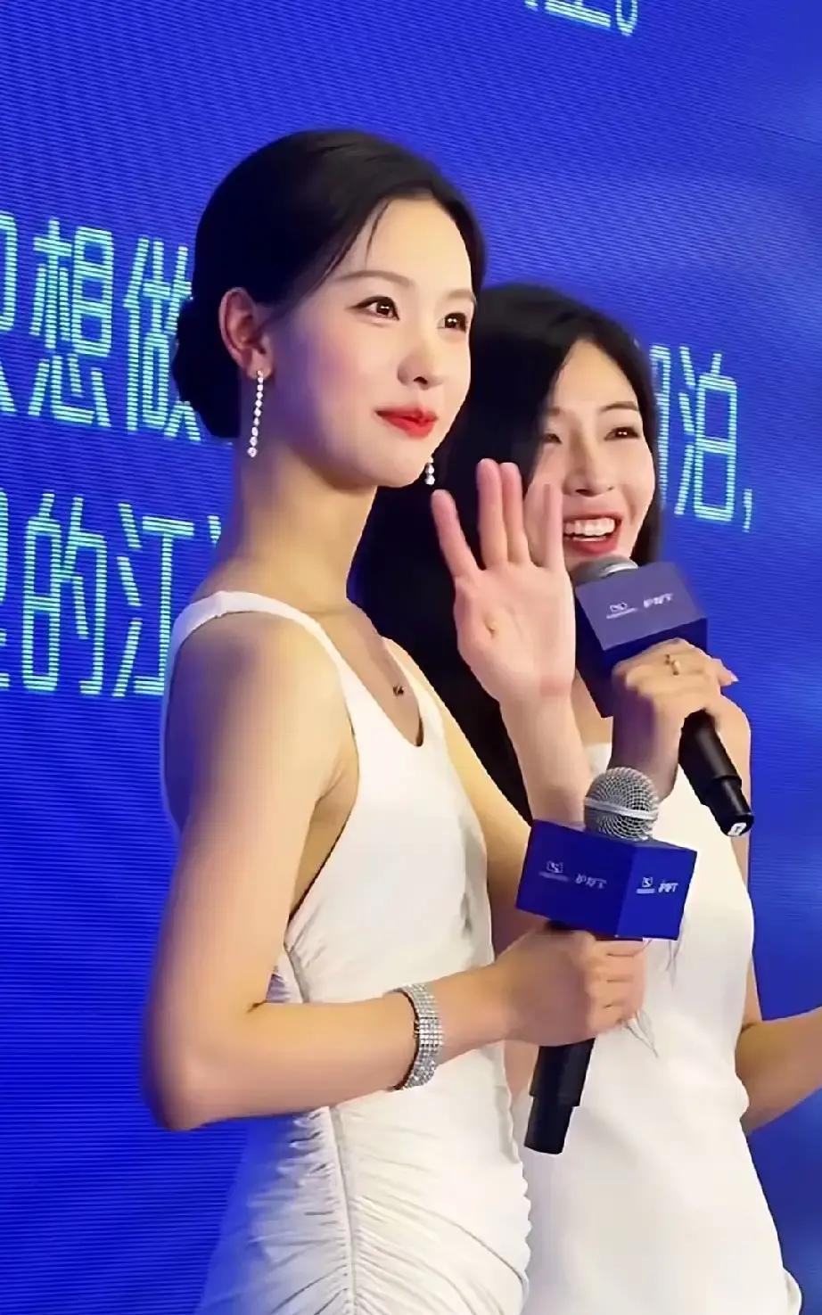 瘦到90斤被嘲没胸，她照样红
 
红毯上那身立体剪裁礼服一出现，弹幕就炸了。有人