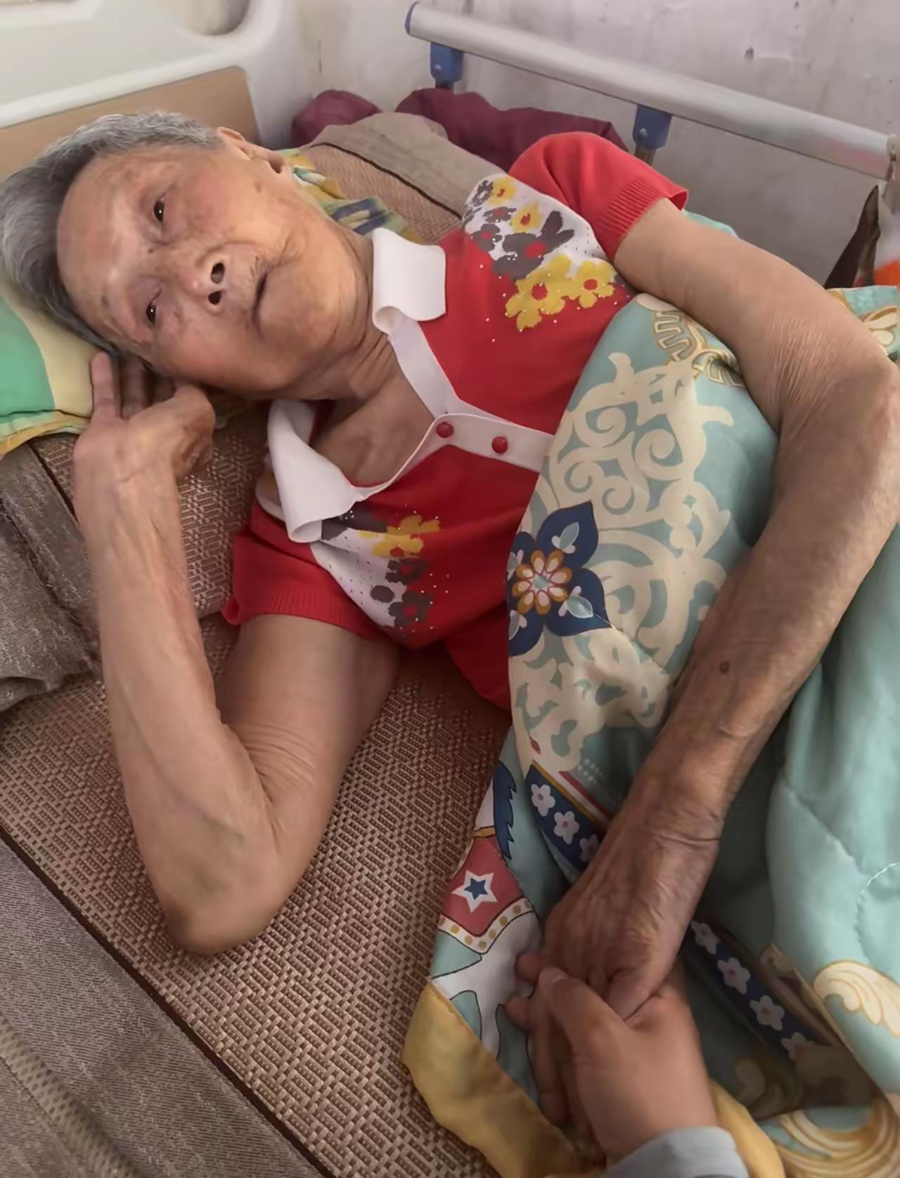 我愣在原地，脚底下像踩了块棉花。

她见我不说话，又把头转回去了，接着看窗外。窗