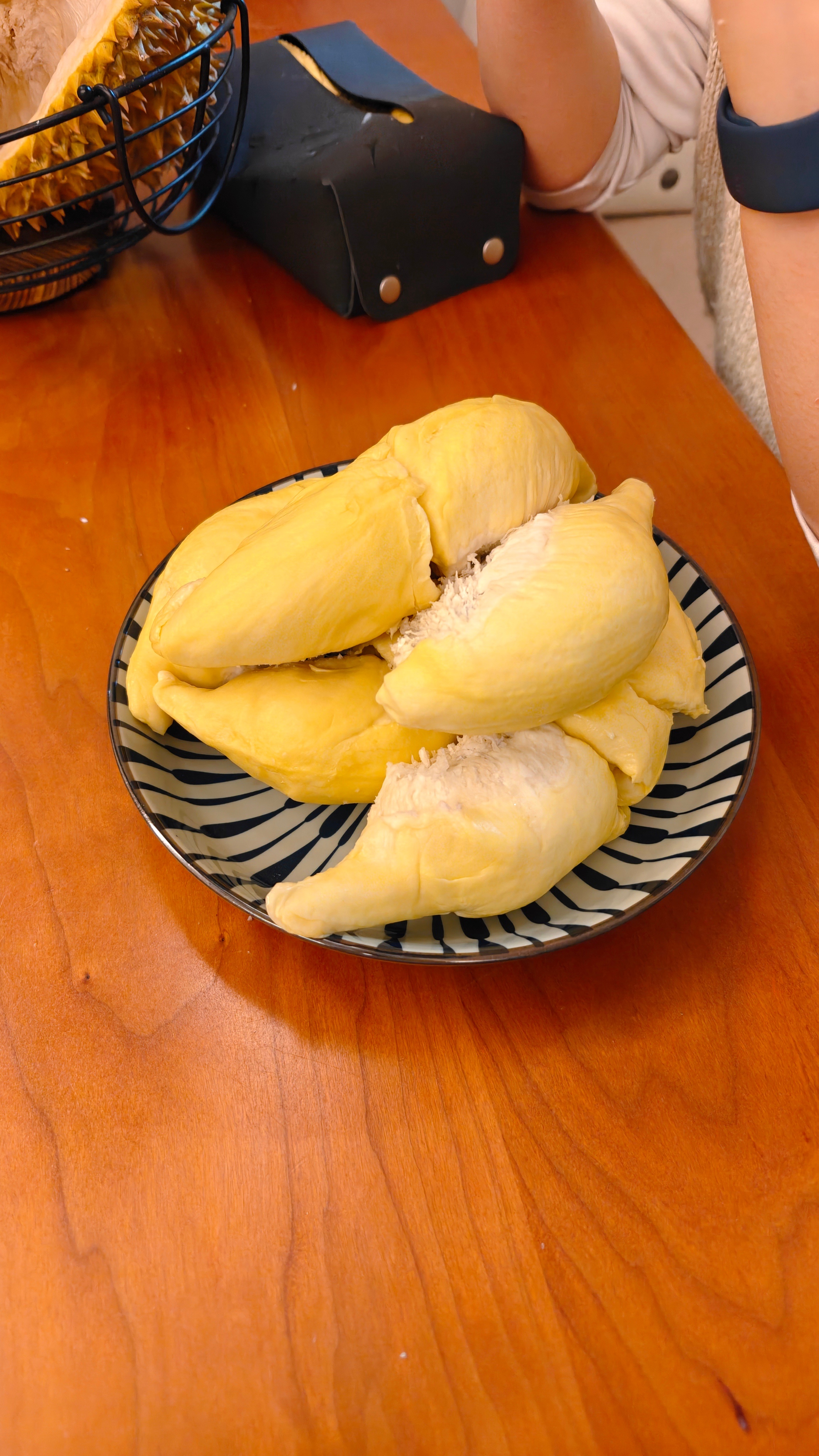 昨天超盒算买了一个榴莲，今天给开了，好好吃！好久没吃过这么好吃的榴莲了！而且还不