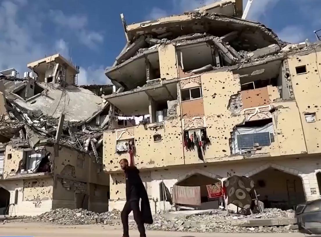 加沙的日子早就不是“苦”能形容的了，简直是把人往绝路上逼，有人饿得一天就啃一口干