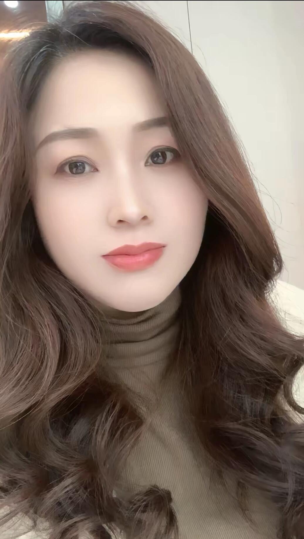 温柔卷发，暖心微笑，元气满满的一天！🌞💕