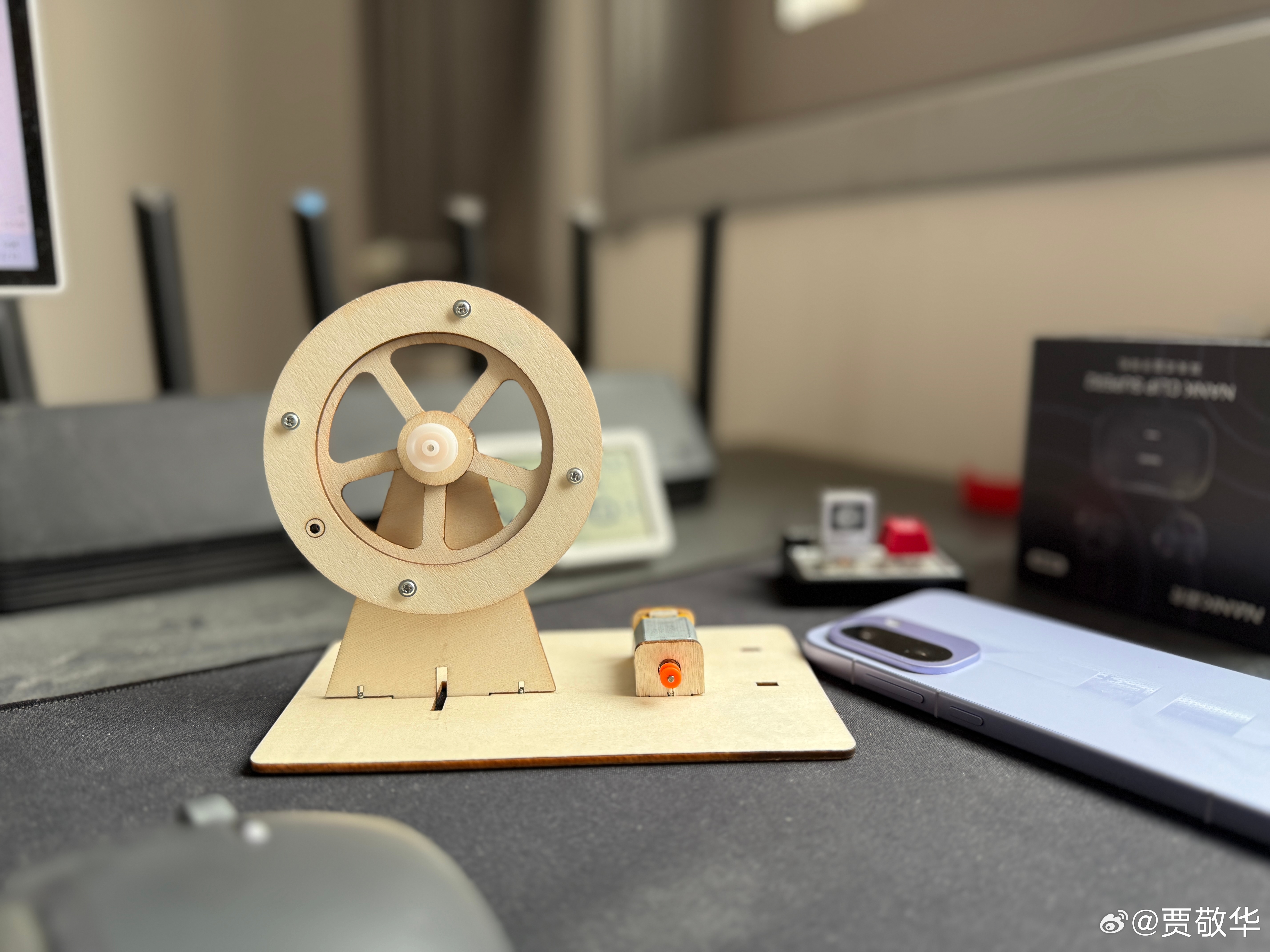 前几天网上淘了发电机模型，可惜这些材料有点软，只能当模型来用，不能发电了。改天找