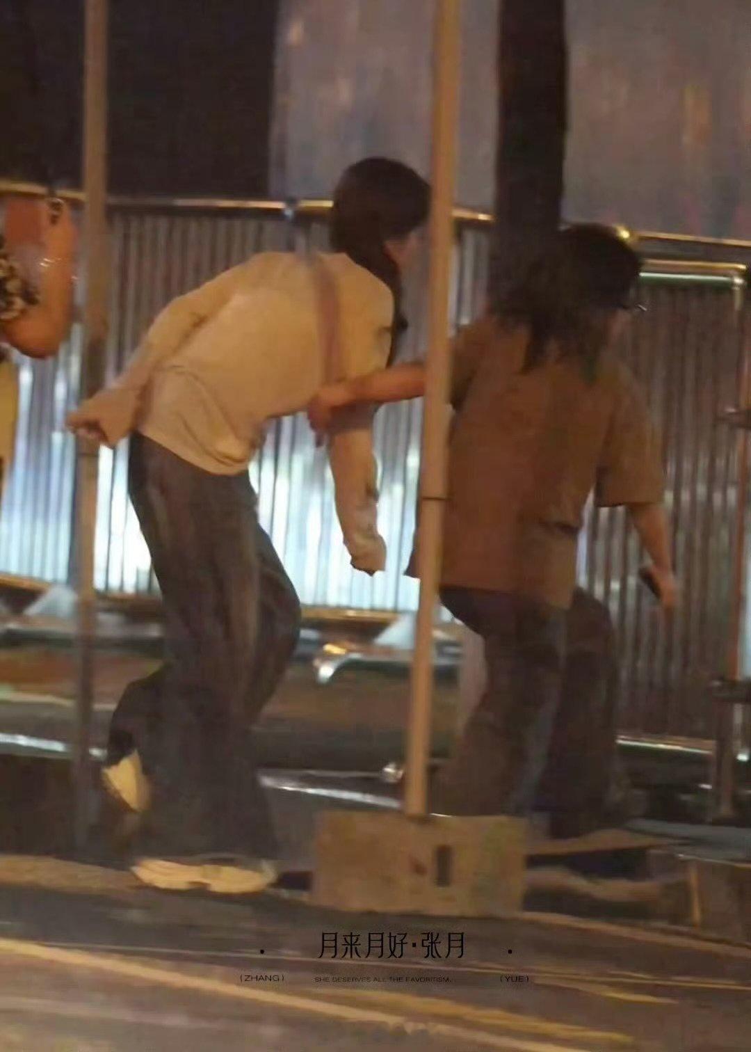 张月是不是身体不舒服啊张月下班一直弯着腰走路 张月是不是身体不舒服啊 