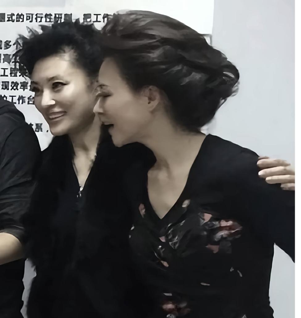 中央电视台的两个大女主董卿周涛，台上针锋相对争当一姐，台下两人处的像姐妹。在你眼