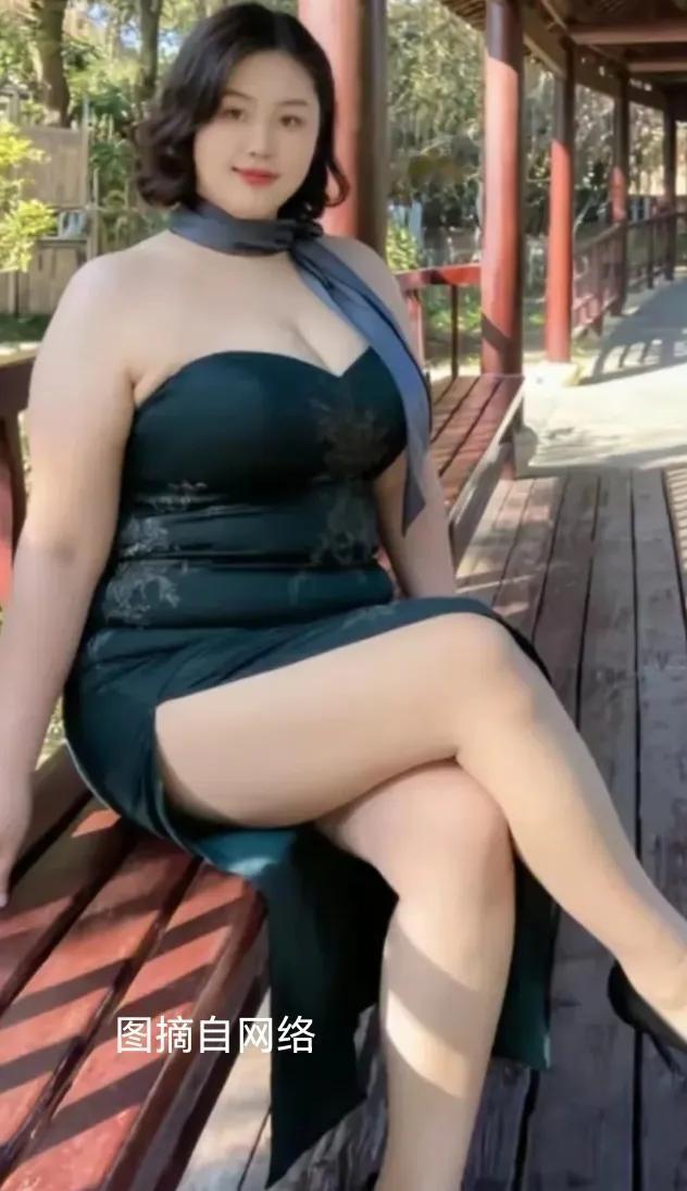 微胖超模秀
阑亭坐姿优
摩登含古韵
大方带娇羞