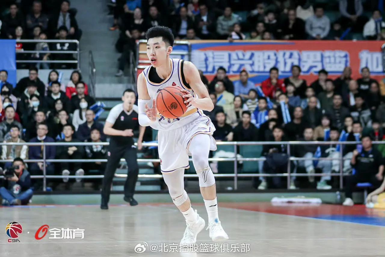 廖三宁持续进步！助北控胜福建！
面对全联盟最擅长打快攻和攻守转换的福建队，廖三宁