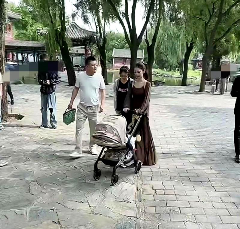 汪宝那辆婴儿车，最近被网友盯着价格聊开了。
其实别想歪了，这车不是筱梅自己买的，