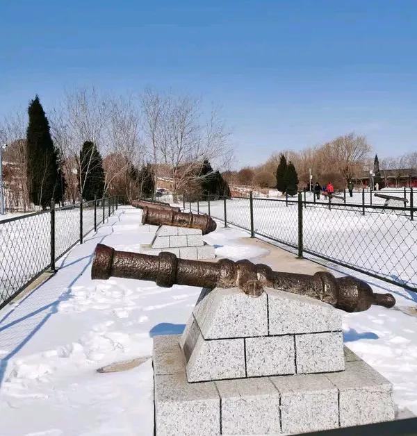 日本惯用偷袭战术。从历史看，日本多次靠偷袭发动战争，像1894年甲午战争突袭清朝