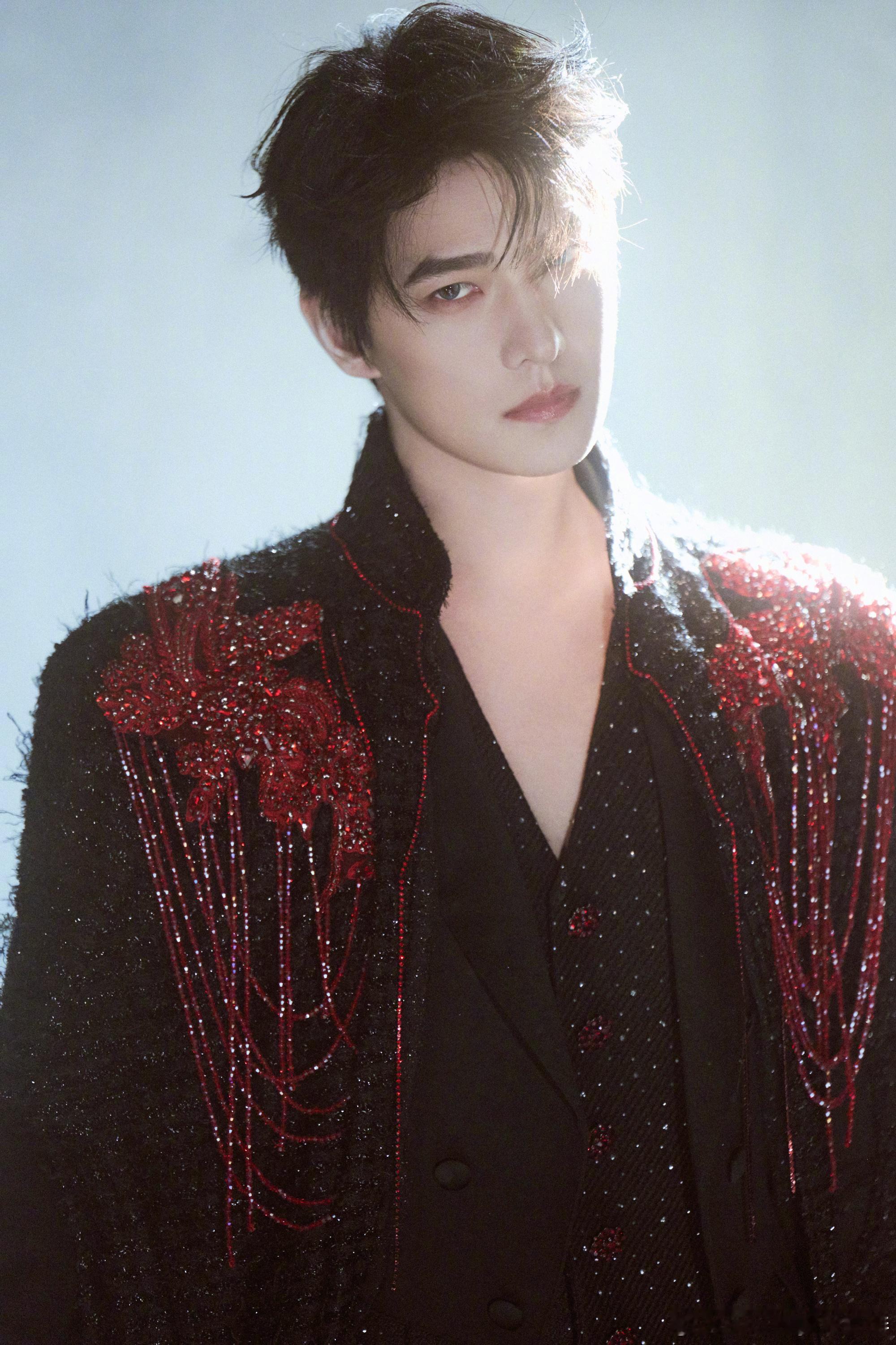 杨洋疑似回家休息养伤，还进组不让江山吗？ 疑似杨洋回家养伤曝杨洋不让江山带新人