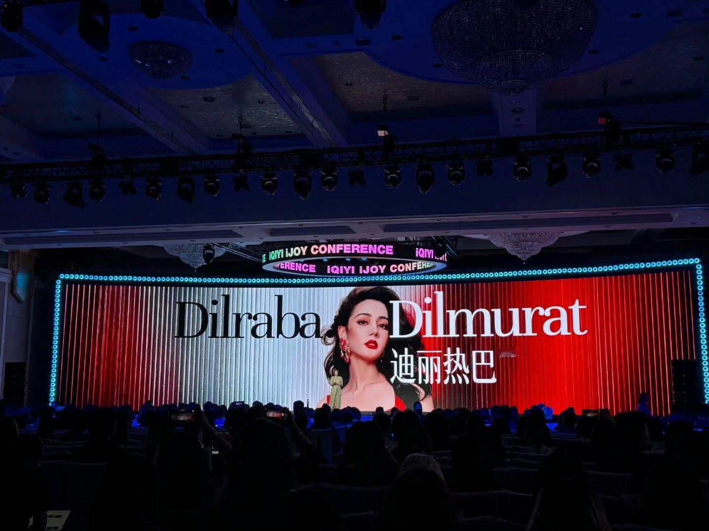 我的关注点在迪丽热巴这个海报实在是太高级了，像是在哪个国际大秀现场爱奇艺新综艺拟