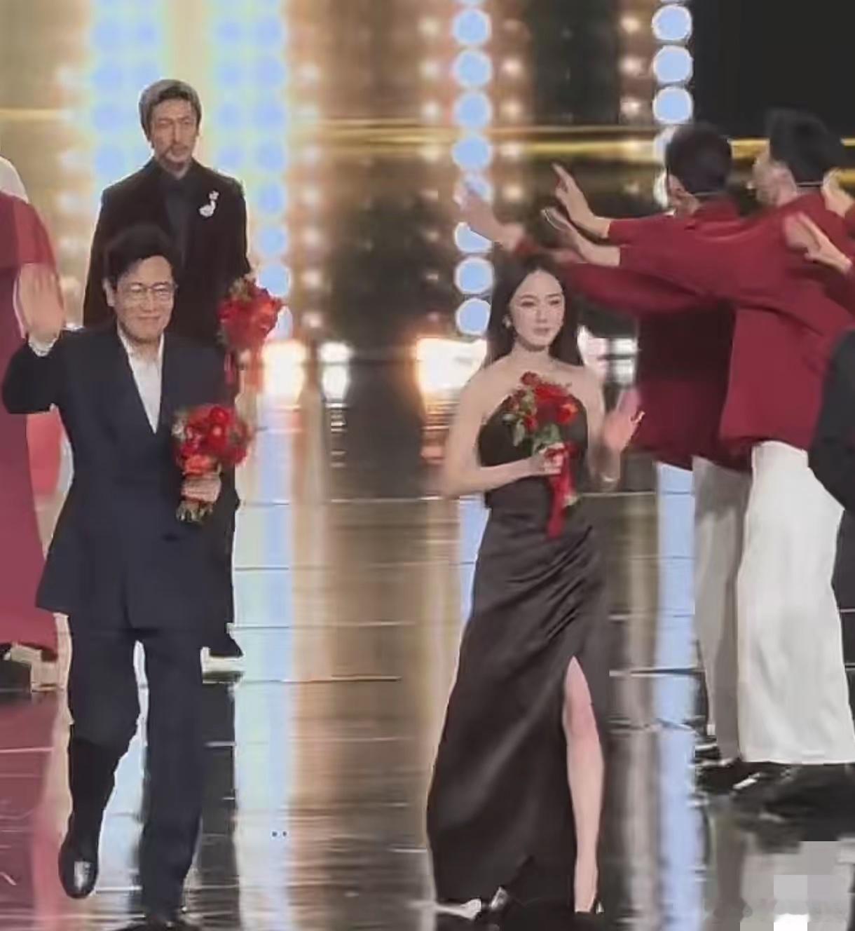 杨幂电视剧年度盛典出场大幂幂气场好足呀。第四届CMG中国电视剧年度盛典上，杨幂以