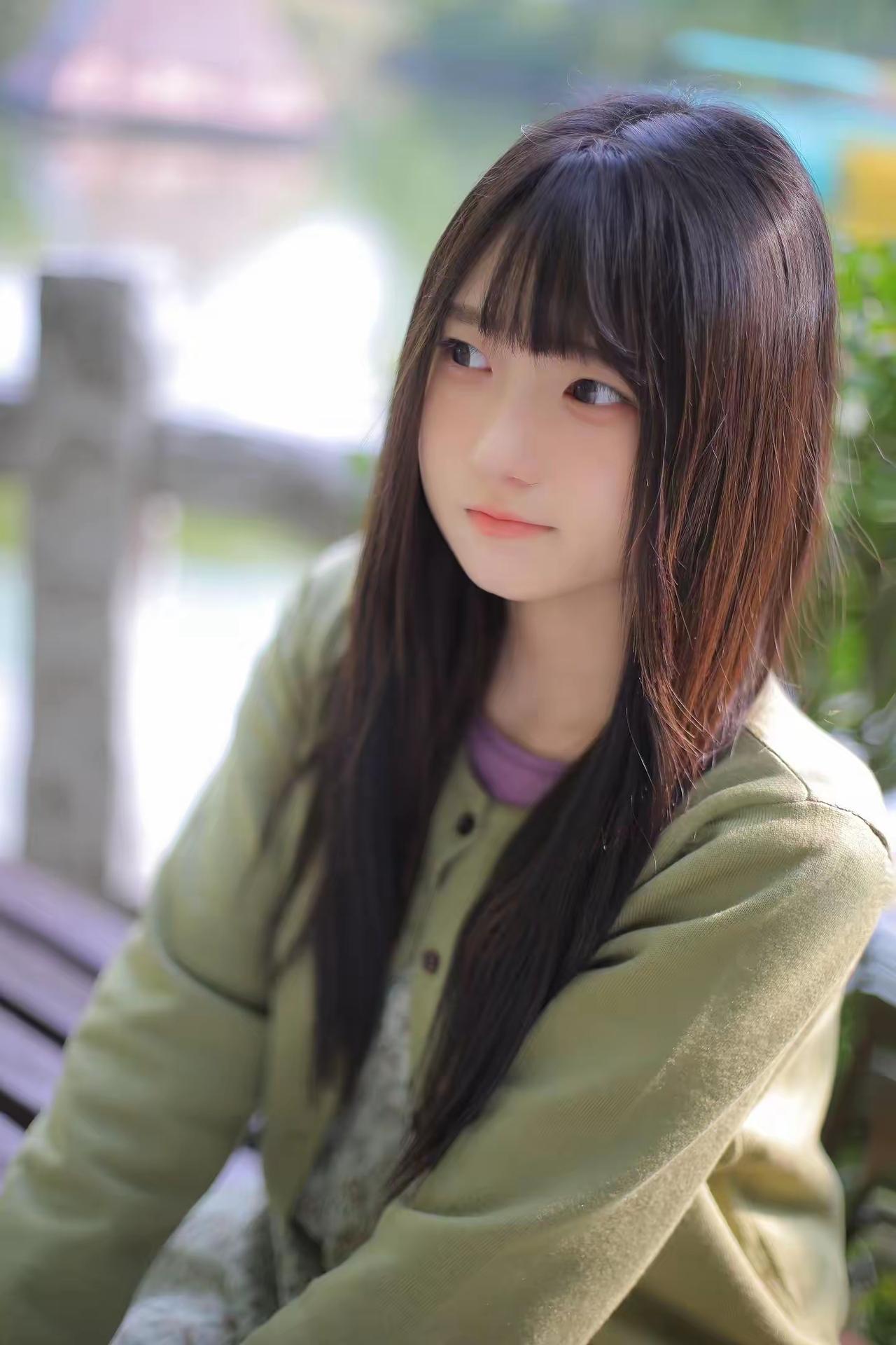 林间的清新少女
 
谁懂啊！她往那儿一站，就把林间的清新感全拿捏了✨  长发配碎