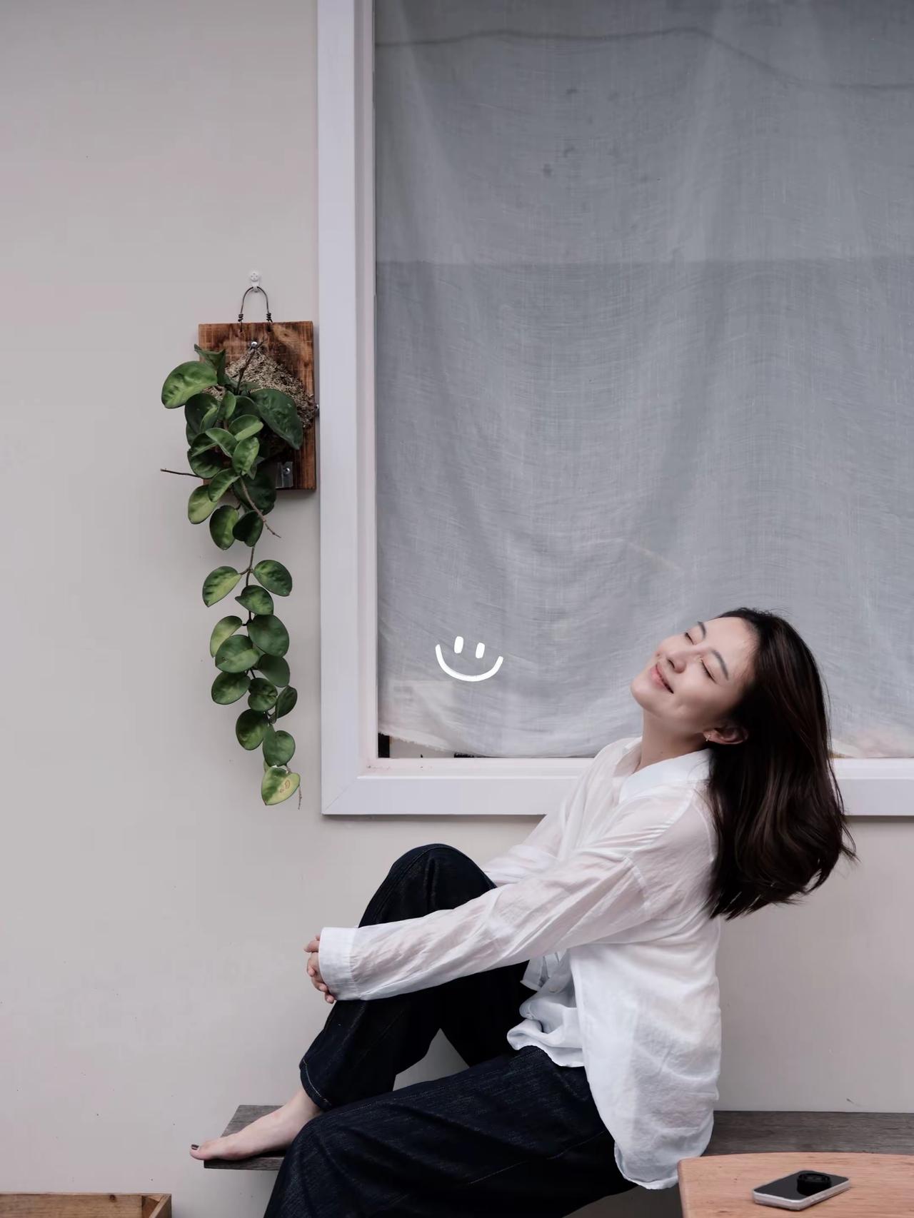瞬间被这种松弛感戳中了。
没有刻意打理的精致发型，完全不像赶行程赶出来的状态，就