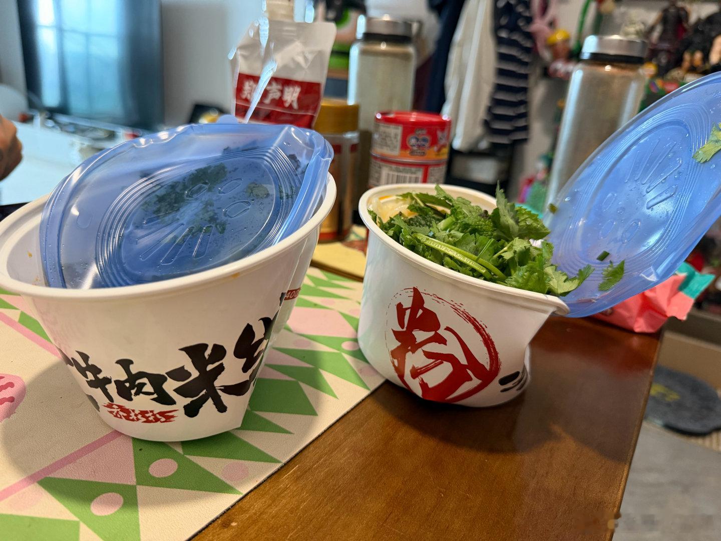 外卖小哥说撞车了…我说没事的…只要在塑料袋里都没关系…还好，不光在塑料袋里，还在